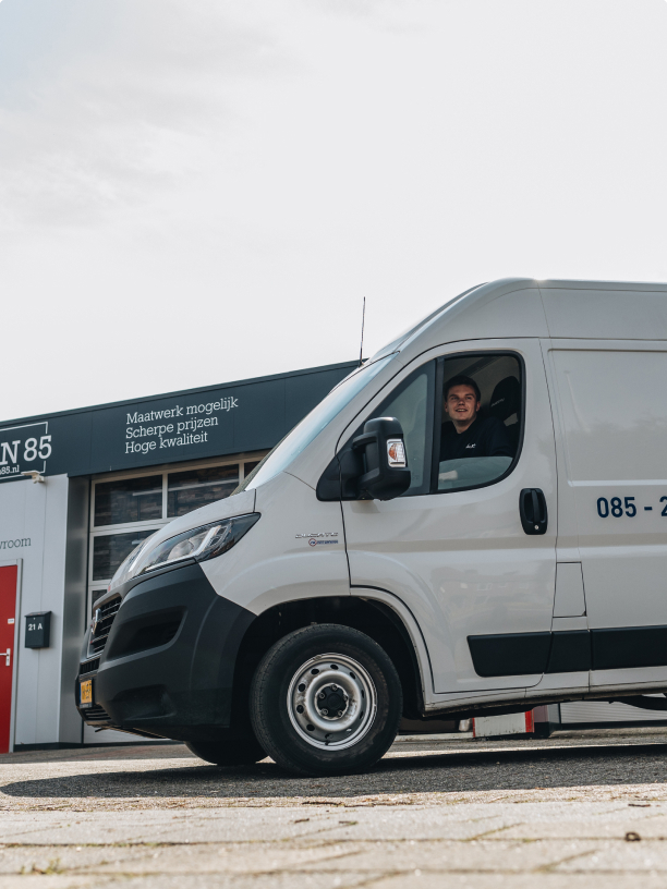 Busje terrein jongen Busje terrein jongen