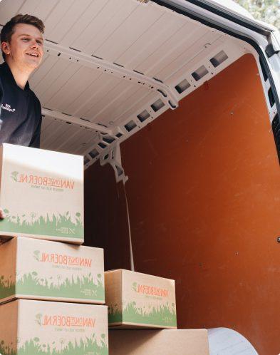 Jongen pakket uitpakken