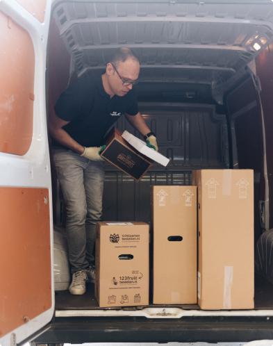 Man pakket uitpakken